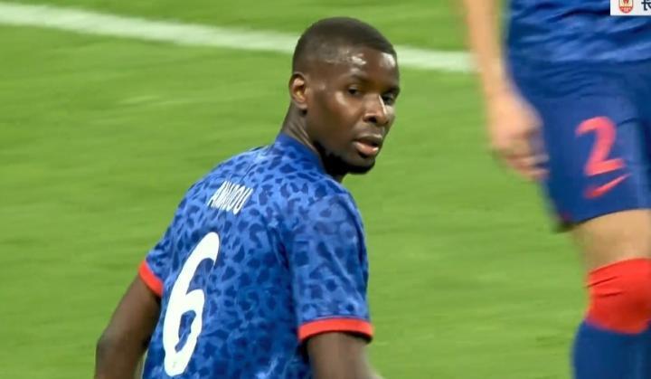 记者：于汉超、阿马杜和晏新力并没有随申花队出征长春