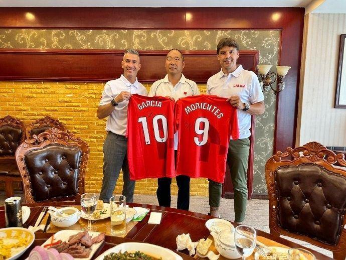 莫伦特斯和路易斯-加西亚造访河南少林武术学校，赠送签名球衣