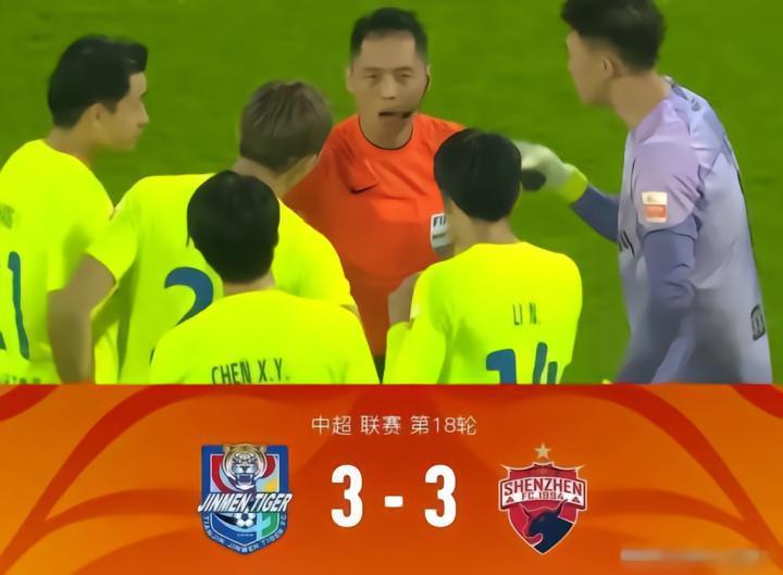 昨晚天津津门虎3-3深圳队的比赛中，主裁王迪再次