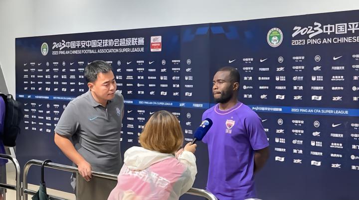 自己人！媒体人：深足外援阿奇姆彭赛后采访用的津门虎队翻译