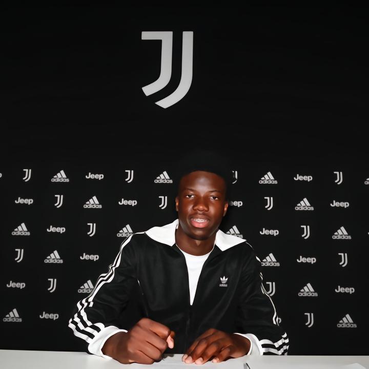 官方：尤文图斯签下16岁法国小将西拉