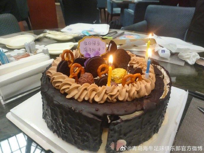 球队赛前为主帅安东尼奥和球员彭欣力举办了简短的生日仪式