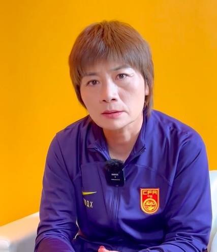 北青：水庆霞和助手在房间内看录像，球员们有上网和散步放松