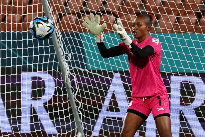 合理吗？赞比亚门将送点染黄，点球被VAR取消但黄牌没有