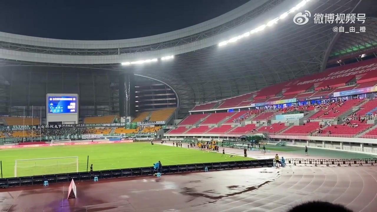 国家队至上！浙江队vs泰山队赛前全场球迷高呼“中国女足加油”