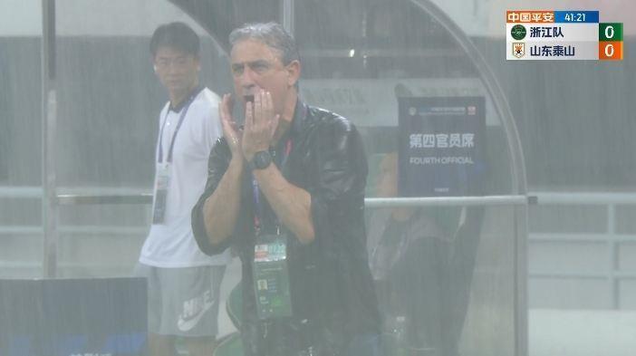 中国水球超级联赛！?浙江主场大雨倾盆，莫伊塞斯坐地滑行