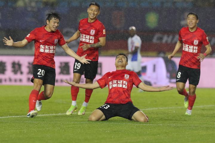 亚泰雨战收获平局 俱乐部和球队致谢第12人