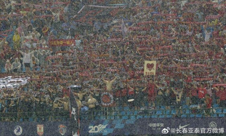 总经理和陈洋携部分球员返场，向冒雨的第12人致谢和表达歉意