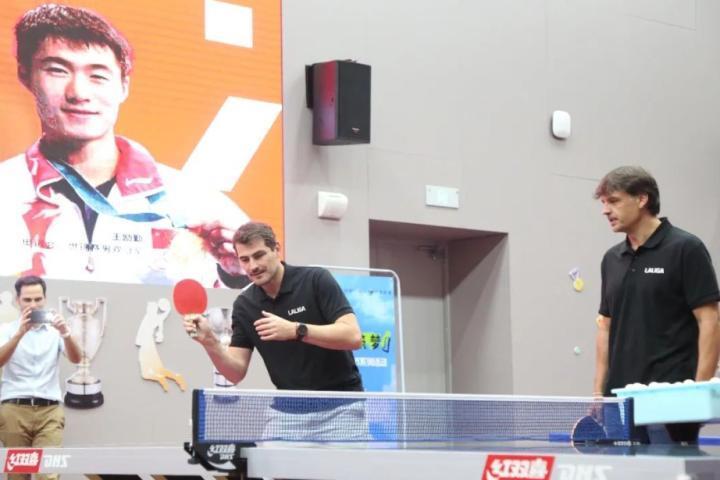 跨界联动，卡西等传奇球星和王励勤打乒乓球