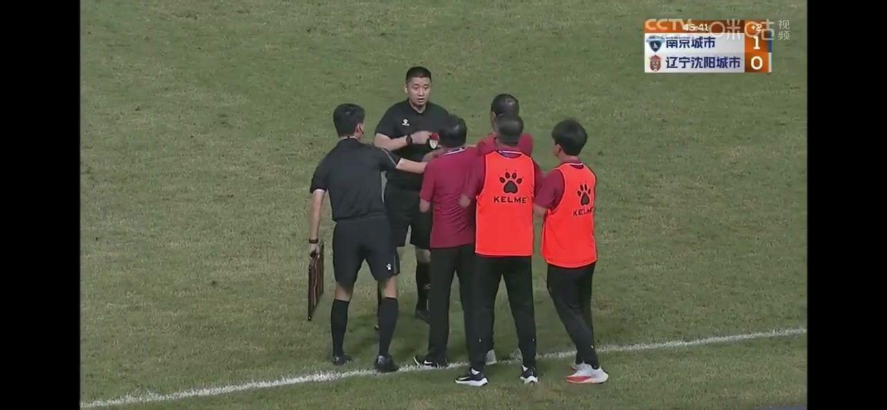 掌掴主裁中甲辽宁主帅不满判罚，被直红罚下后直接怒扇裁判脸