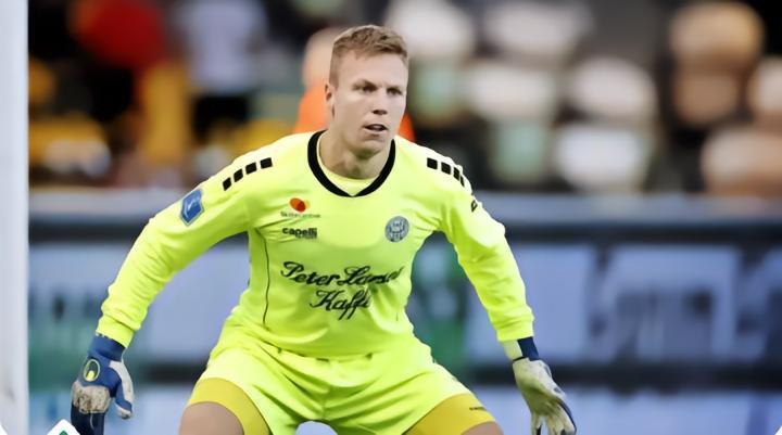 布隆德比向维堡的卢卡斯·彼泽森提出报价，但一天多没有回音