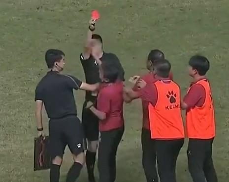 遭掌掴的主裁陈浩，曾因赶飞机提前35分钟结束中甲预备队比赛