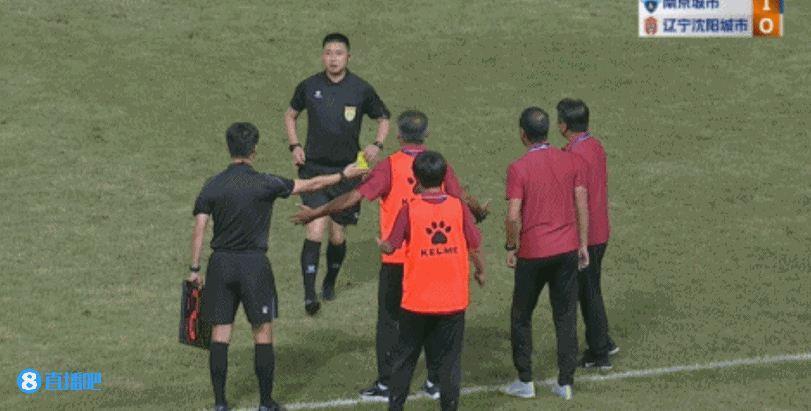 足球报：掌掴主裁的教练段鑫并无大碍，已经向裁判致歉