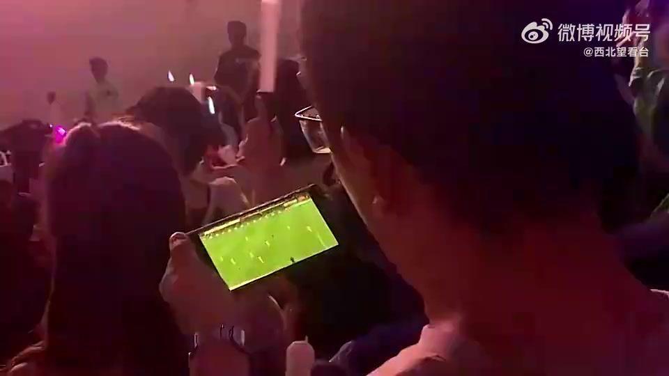 球迷在张韶涵演唱会看中国女足