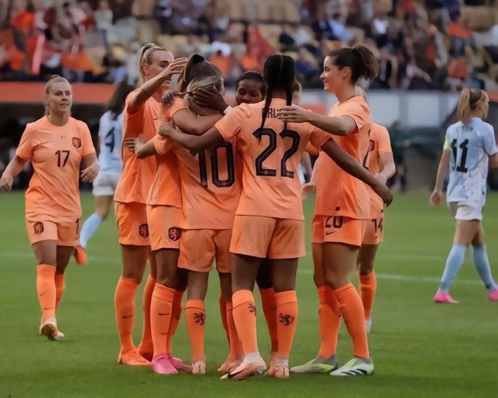 【女足世界杯】首战啃下了硬骨头，荷兰战术试验成功？