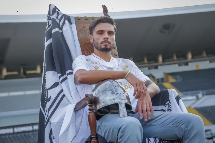 葡超球队吉马良斯官方：签下夏洛特中场努诺-桑托斯