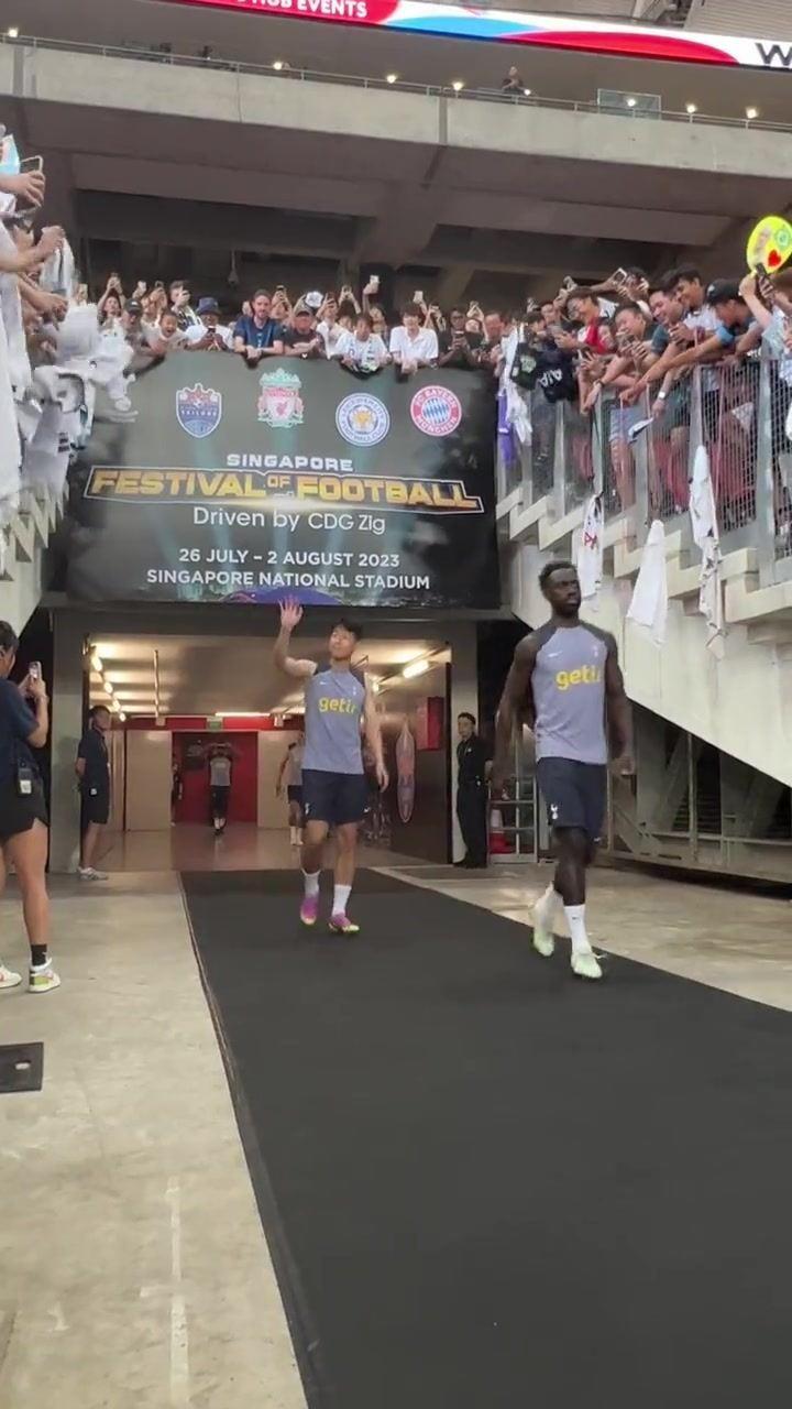 热刺在新加坡公开训练，孙兴慜出场球迷尖叫欢呼