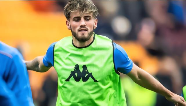 官方 : 赫尔城后卫尼克松租借加盟唐卡斯特一个赛季