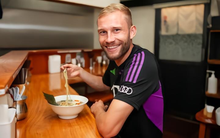 味道不错，拜仁新援莱默尔在东京尝试日本拉面