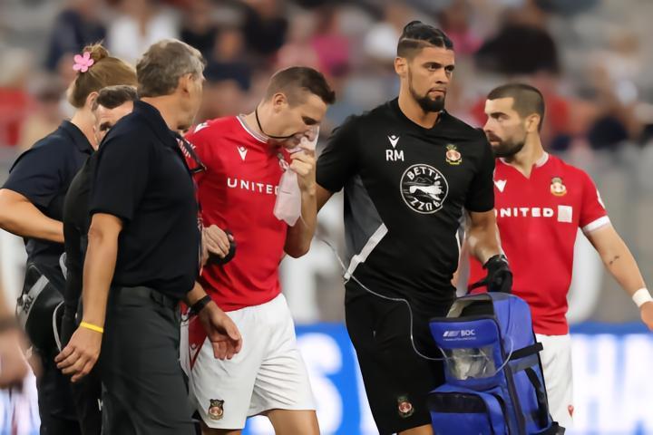 雷克瑟姆主帅：穆林遭遇肺部小穿孔，曼联门将应该被红牌罚下