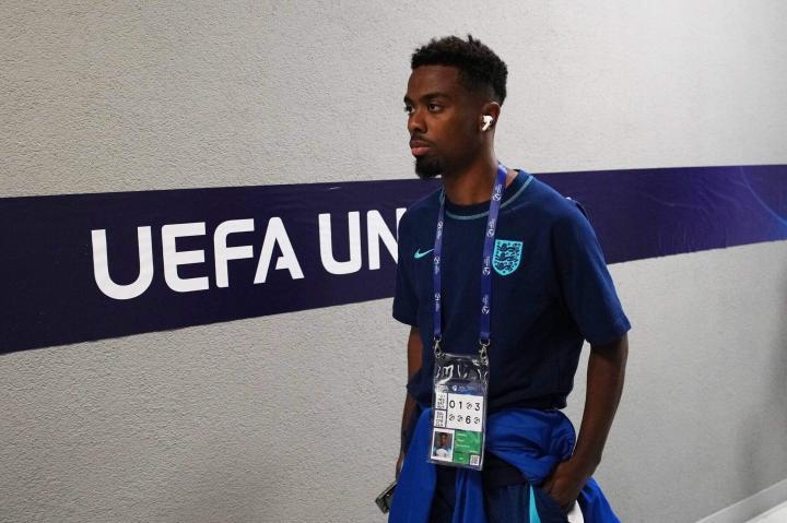 安赫尔-戈麦斯谈英格兰U21夺冠：我们非常团结；B费祝贺了我