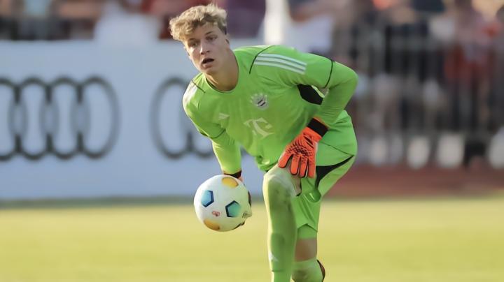 拜仁官方：与申克续约至2025年；球员将租借加盟明斯特普鲁士