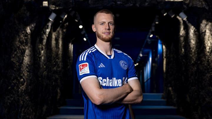 沙尔克官宣：球队免签埃因霍温后卫鲍姆加特尔，双方签约2年