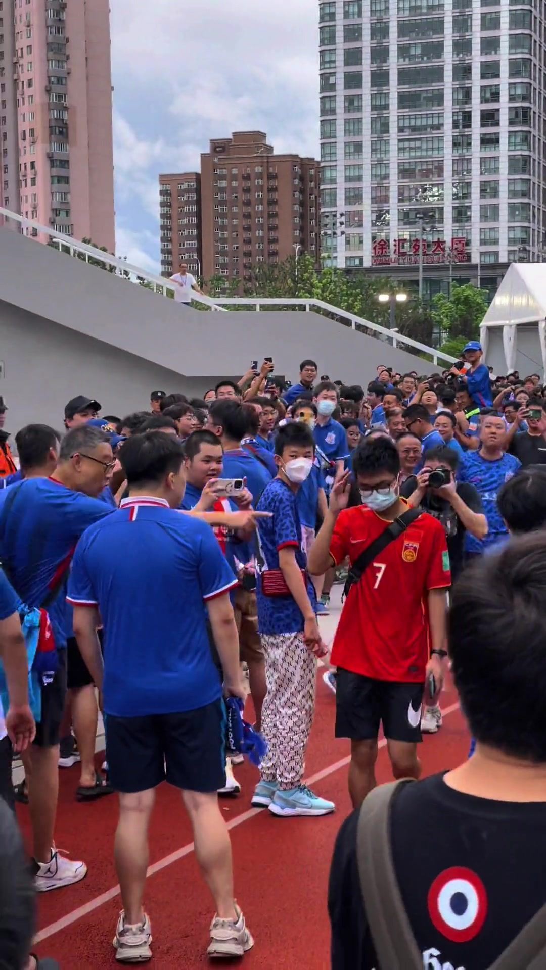 啊这小球迷身穿武磊国足球衣，遭申花球迷竖中指 嘘声 大骂傻X
