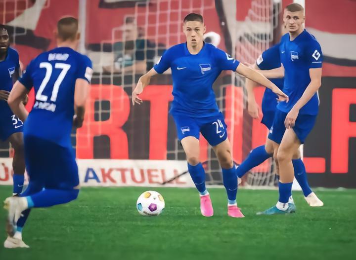 打虎亲兄弟！柏林赫塔主帅在德乙首轮让三个儿子全部登场