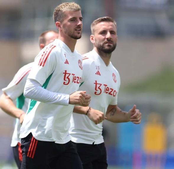 肖：突然和芒特一起训练蛮奇怪的，但真的很高兴他来了曼联