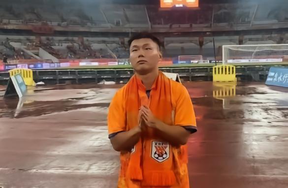 京鲁战惨败后穿泰山球衣，方昊：没有恶意，只想完成叔叔心愿