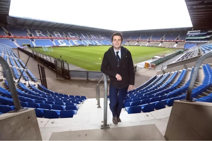 新赛季去亨克的主场看球，有可重复使用的杯子和二维码停车等