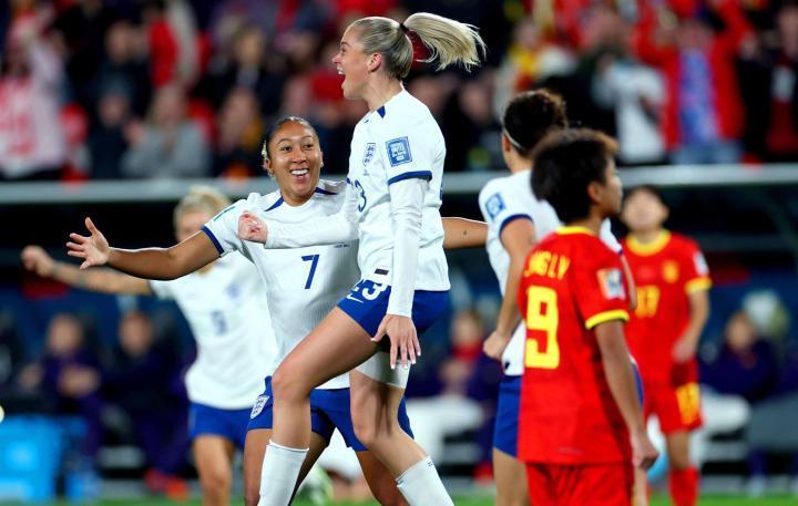 半场：中国女足遭全面压制0-3英格兰女足，詹姆斯两传一射