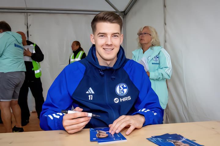 沙尔克官方：球队中场弗利克转会至纽伦堡，转会费50万欧元