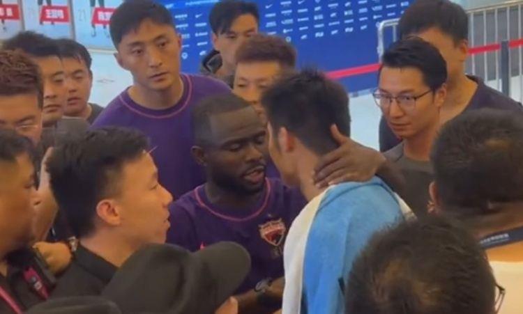 足协官方：阿奇姆彭击打顾操面部，停赛4场罚款4万