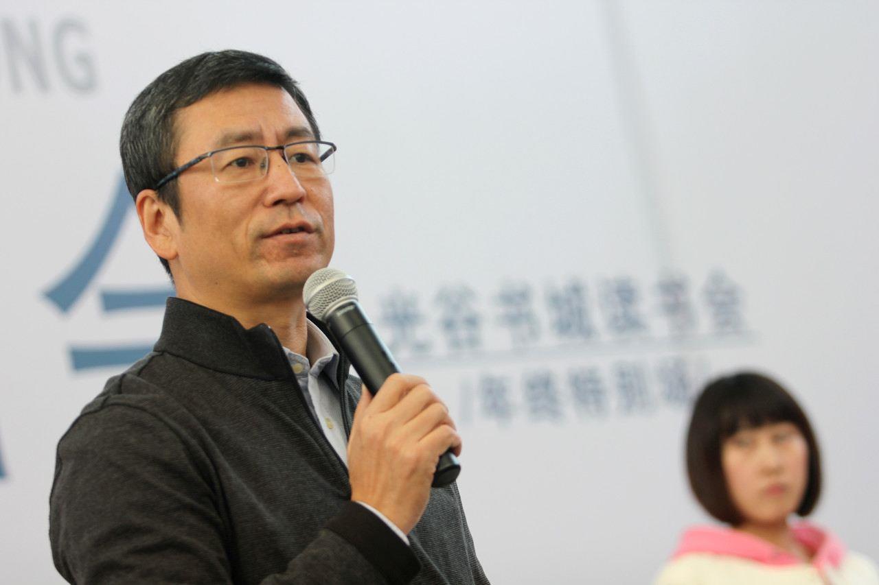 白岩松呼吁改变女足环境：玫瑰偶尔在水中能活，长久无土壤难成长