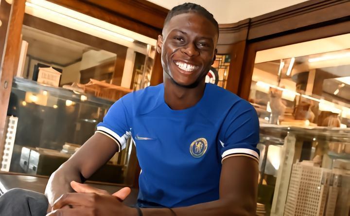 官方：切尔西签下19岁雷恩中场乌戈舒库，据悉花费2700万欧