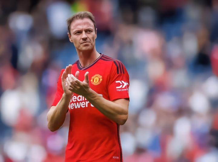 获得滕哈格认可，英媒：埃文斯接近与曼联签下一年合同