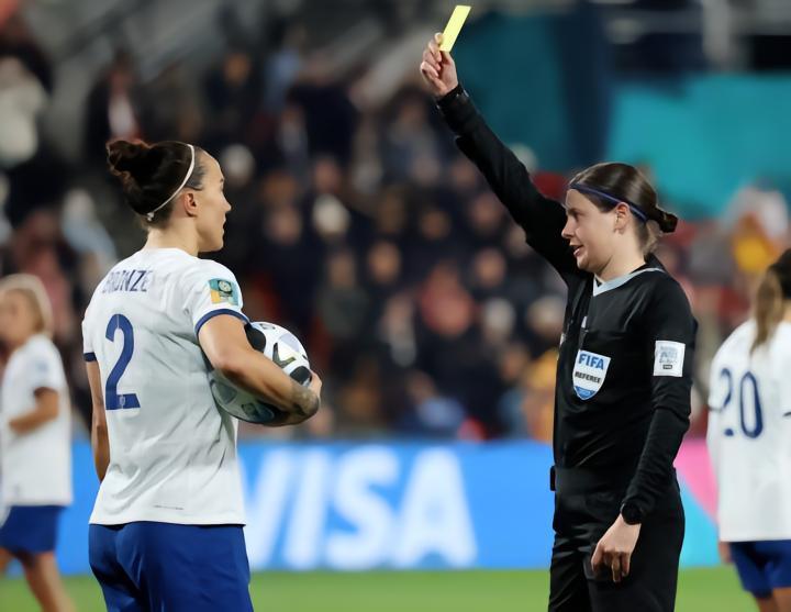 英格兰女足布龙泽谈手球送点：我猜主裁想给我张黄牌来玩玩