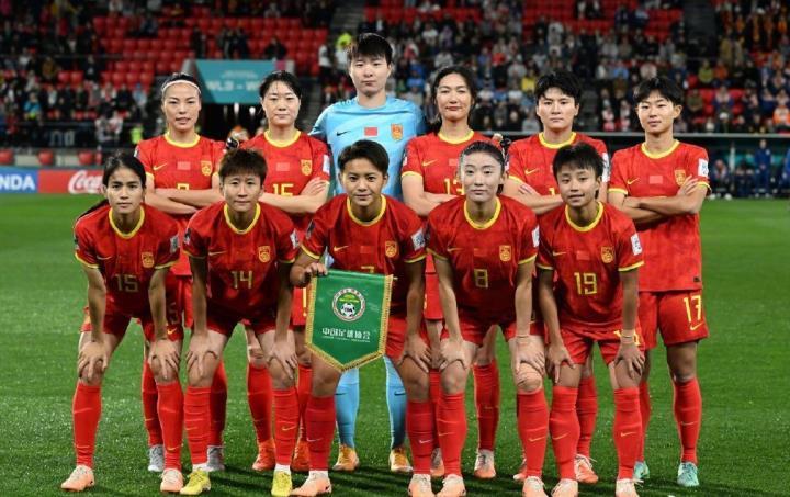 其实无论从最基础的身材体型还是技战术，我们和英格