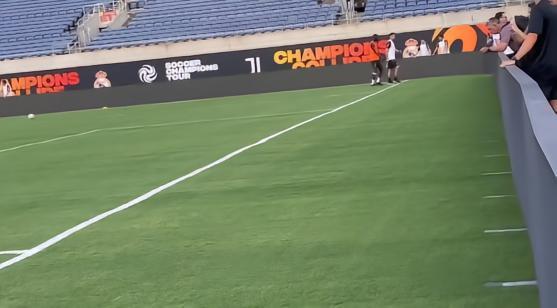 TA记者：训练中被击中脚踝，吕迪格感到疼痛提前离开训练场