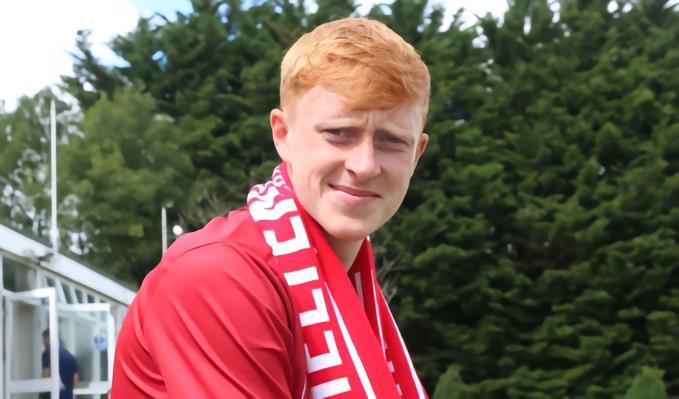 官方 : 切尔滕汉姆租借诺丁汉森林中场哈蒙德一个赛季