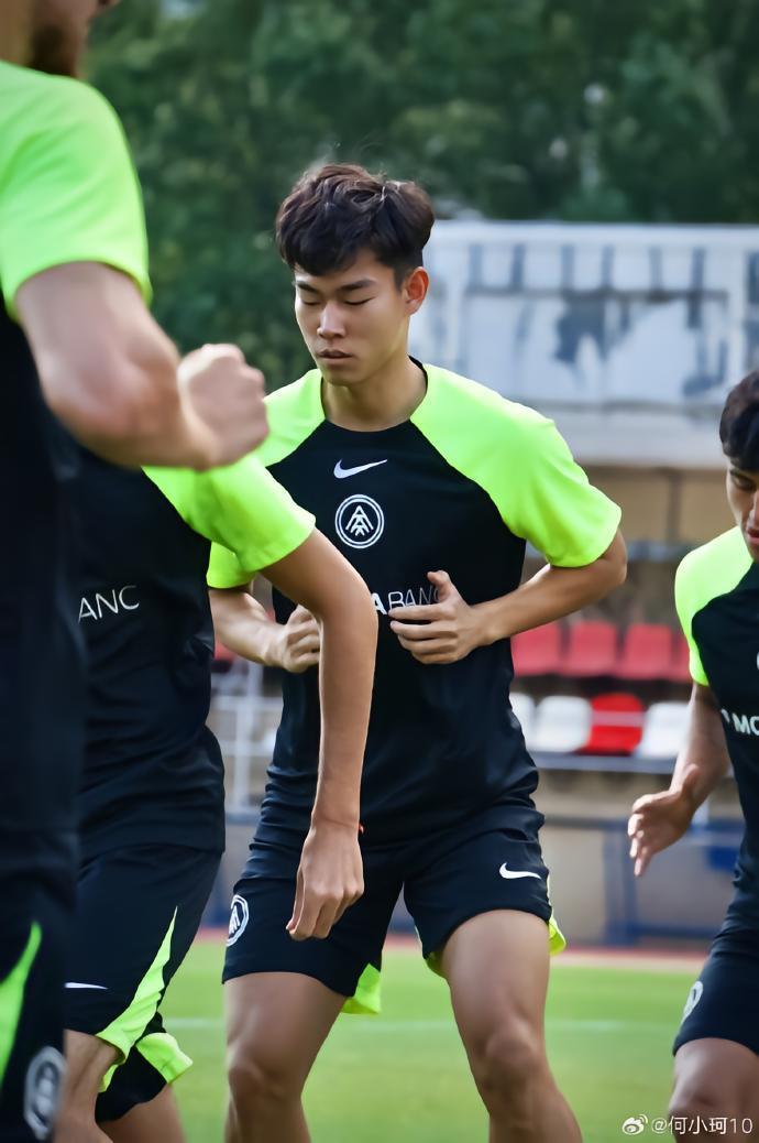 何小珂晒FC安道尔训练照：满怀希望，向着梦想继续前进！