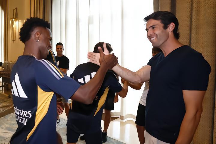 看看是谁来了？卡卡造访皇马训练营，并向众人送上亲切问候