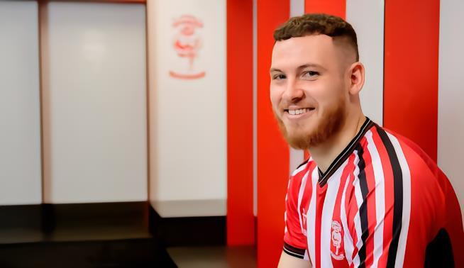 官方 : 林肯城与苏格兰前锋豪斯续约，为期两年