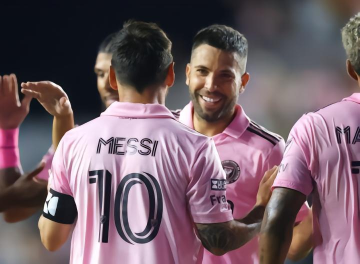 阿尔巴：很高兴回到梅西身边，希望登贝莱能留在巴萨