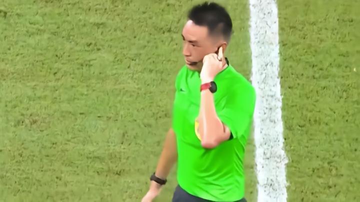 杜健鑫本轮判罚引热议：张琳芃飞铲仅黄牌，禁区内手球未判