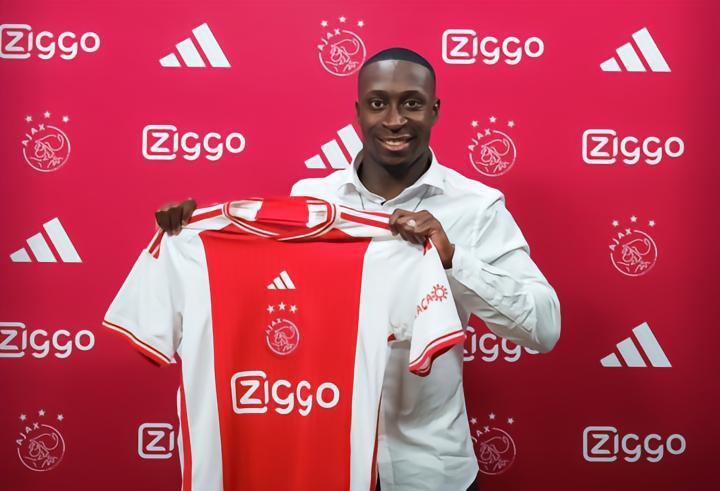 官方：阿贾克斯签下曼城边锋博尔热斯，转会费最高达1900万欧