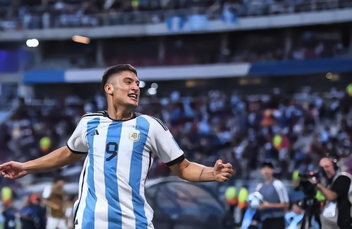 记者：热刺想要贝利斯立即加盟，不愿意让他租借留在罗萨里奥