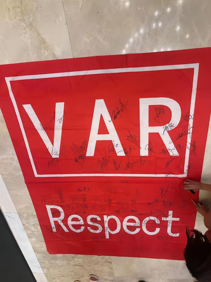 不满意！成都蓉城全队及球迷在一张“尊重VAR”的标语上签字